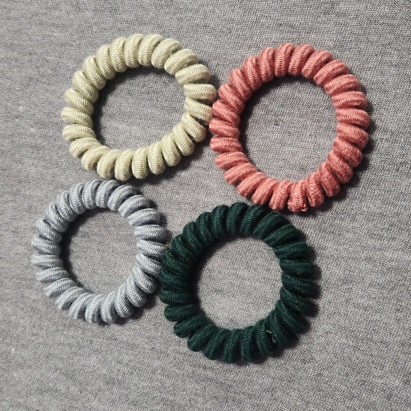 Urban Outfitters Accessories - 🔴 🆓️ FREE* Fabric Spiral Invisi-Bobble Hair Ties Ponytail Matching Set